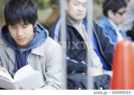 行列する人々 行列する人々 30699034
