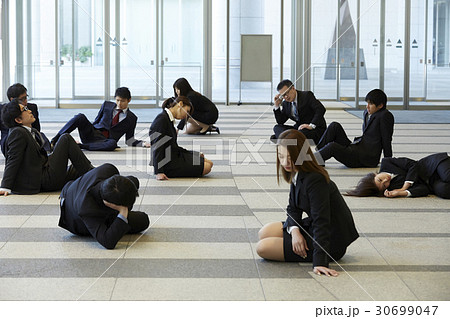 社会に疲弊した人々 社会に疲弊した人々 30699047