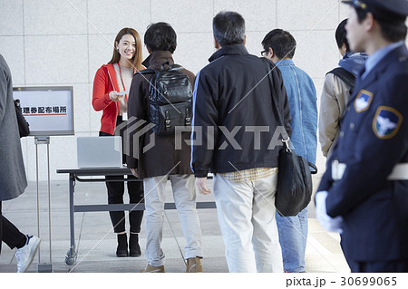 行列する人々　案内 30699065