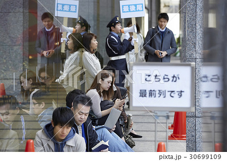 行列する人々 行列する人々 30699109