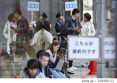 行列する人々 行列する人々 30699111