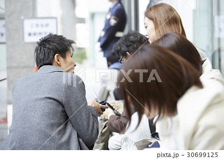 行列する人々 30699125