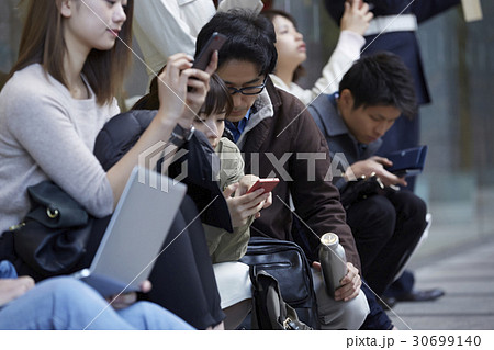 行列する人々 30699140