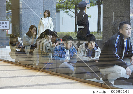 行列する人々 行列する人々 30699145