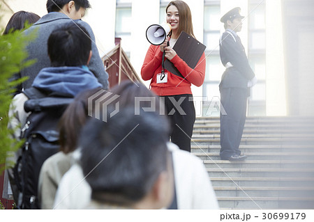 行列する人々 案内 行列する人々 案内 30699179
