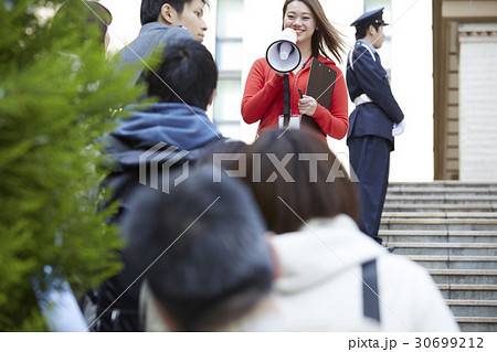 行列する人々　案内 30699212