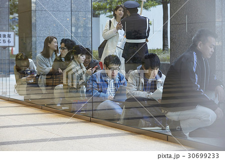 行列する人々　案内 30699233