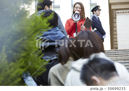 行列する人々　案内 30699235