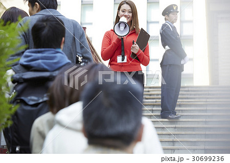 行列する人々 案内 行列する人々 案内 30699236