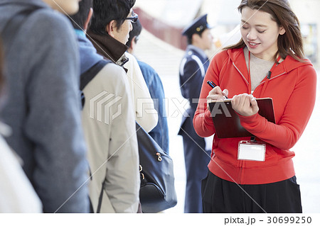 行列する人々　案内 30699250