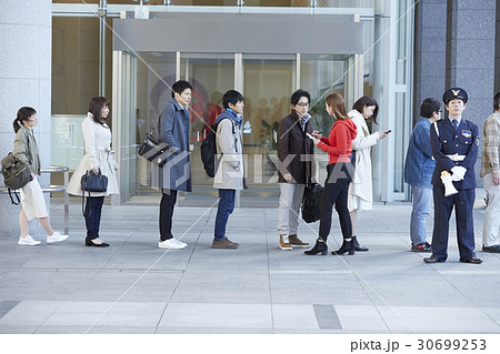 行列する人々 行列する人々 30699253