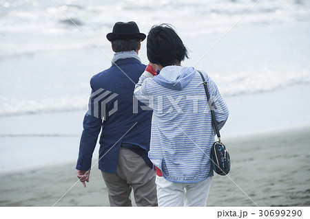 海岸のシニア夫婦 30699290