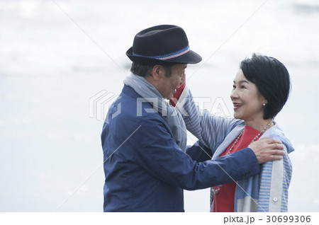 海岸のシニア夫婦 30699306