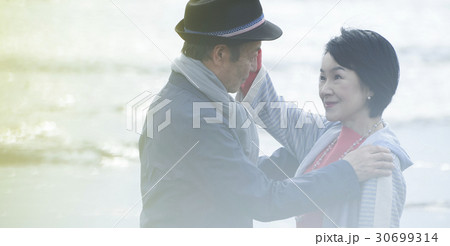 海岸のシニア夫婦 30699314