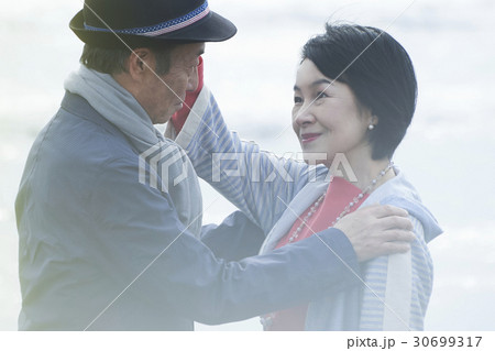 海岸のシニア夫婦 30699317