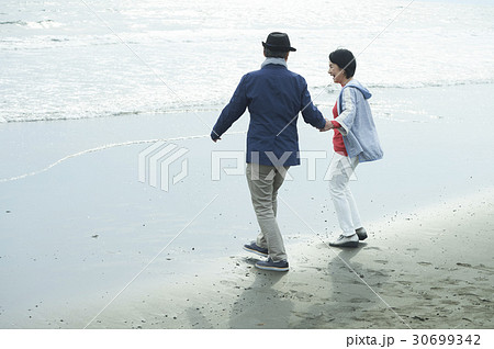 海岸のシニア夫婦 海岸のシニア夫婦 30699342
