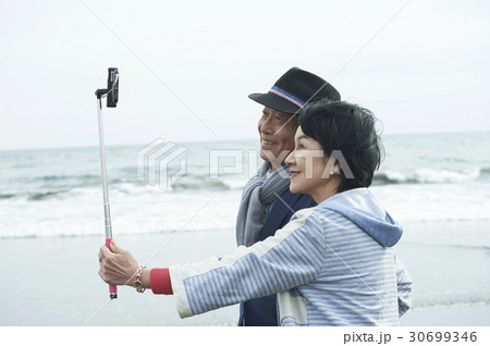 海岸で自撮りするシニア夫婦 30699346