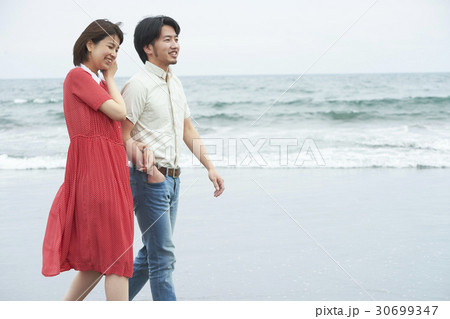 波打ち際のレトロカップル 30699347