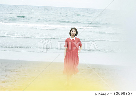 海岸の女性 30699357