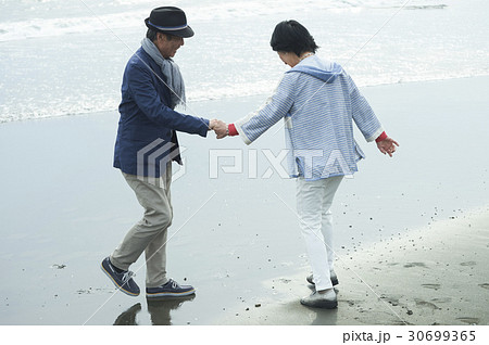 海岸のシニア夫婦 30699365