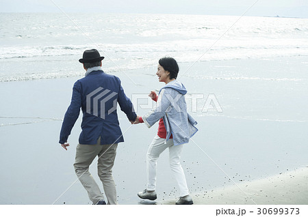 海岸のシニア夫婦 30699373