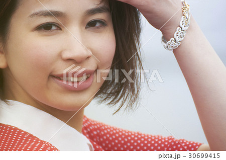 海岸の女性 30699415