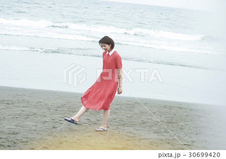 海岸の女性 30699420