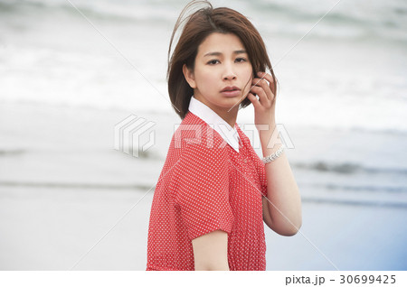 海岸の女性 30699425