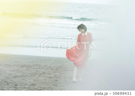 海岸の女性 30699431