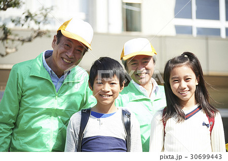 シニアボランティア　通学路での安全補助 30699443