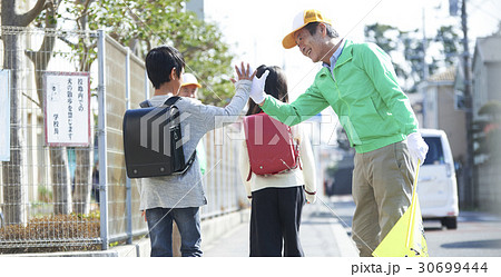 シニアボランティア　通学路での安全補助 30699444