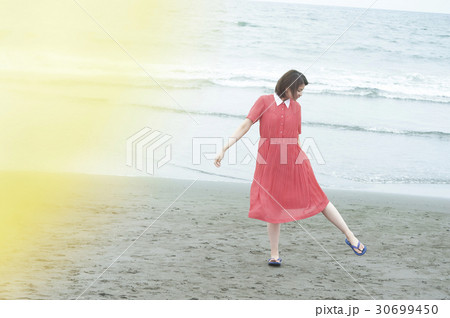 海岸の女性 30699450