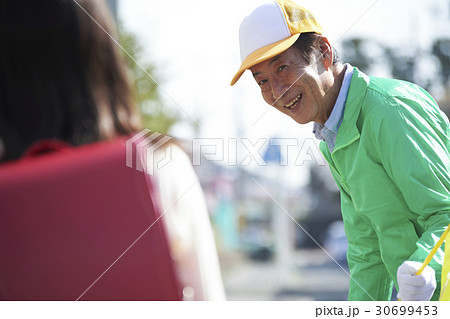 シニアボランティア　通学路での安全補助 30699453