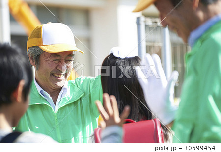 シニアボランティア　通学路での安全補助 30699454