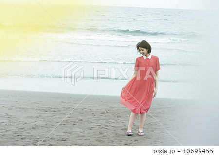 海岸の女性 30699455