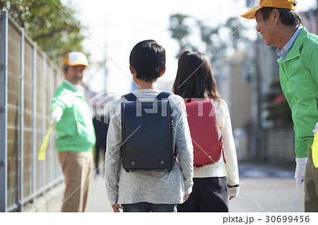 シニアボランティア 通学路での安全補助 シニアボランティア 通学路での安全補助 30699456