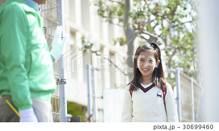 通学路を歩く小学生 通学路を歩く小学生 30699460