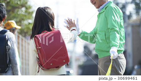 シニアボランティア　通学路での安全補助 30699461