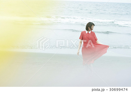 海岸の女性 30699474