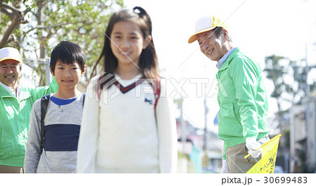 シニアボランティア　通学路での安全補助 30699483