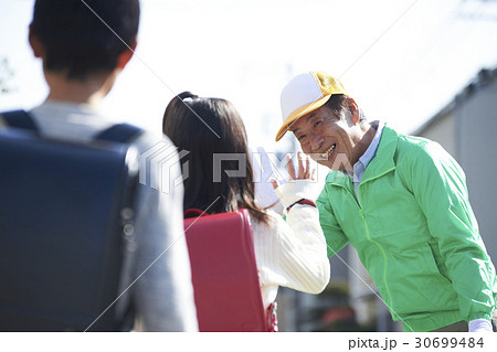 シニアボランティア　通学路での安全補助 30699484