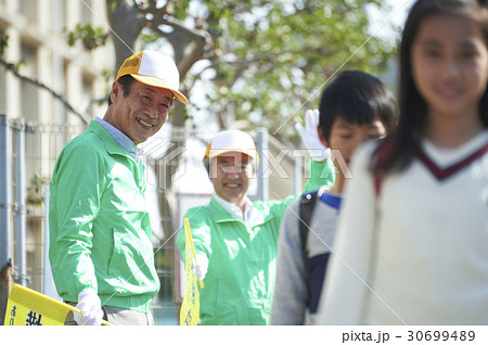 シニアボランティア 通学路での安全補助 シニアボランティア 通学路での安全補助 30699489