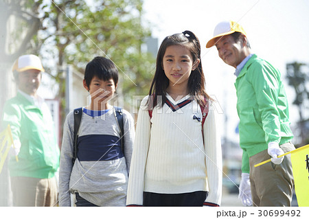 通学路を歩く小学生 30699492