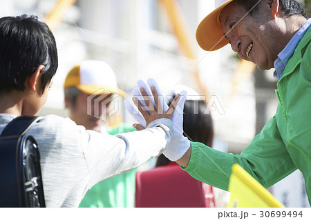 シニアボランティア　通学路での安全補助 30699494