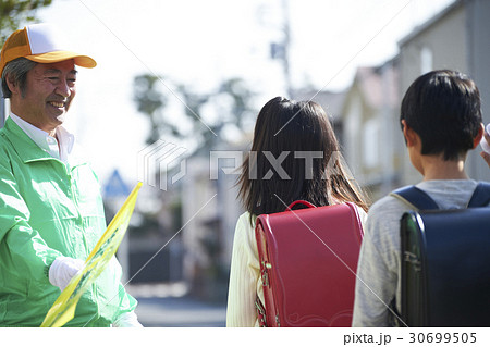 シニアボランティア　通学路での安全補助 30699505