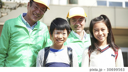 シニアボランティア 通学路での安全補助 シニアボランティア 通学路での安全補助 30699563