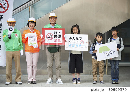 マナー喚起をするシニアと小学生 30699579