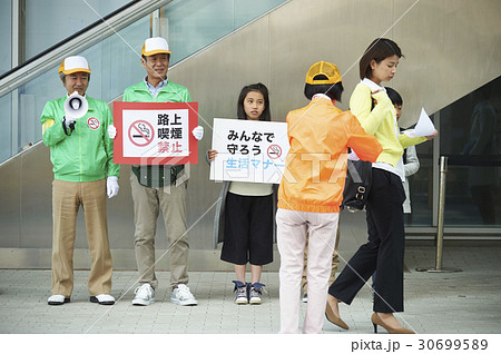 マナー喚起をするシニアと小学生 30699589