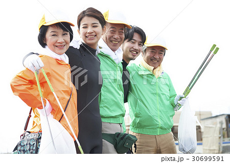 ビーチクリーンをするシニアボランティアとサーファー 30699591