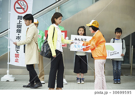 マナー喚起をするシニアと小学生 マナー喚起をするシニアと小学生 30699595